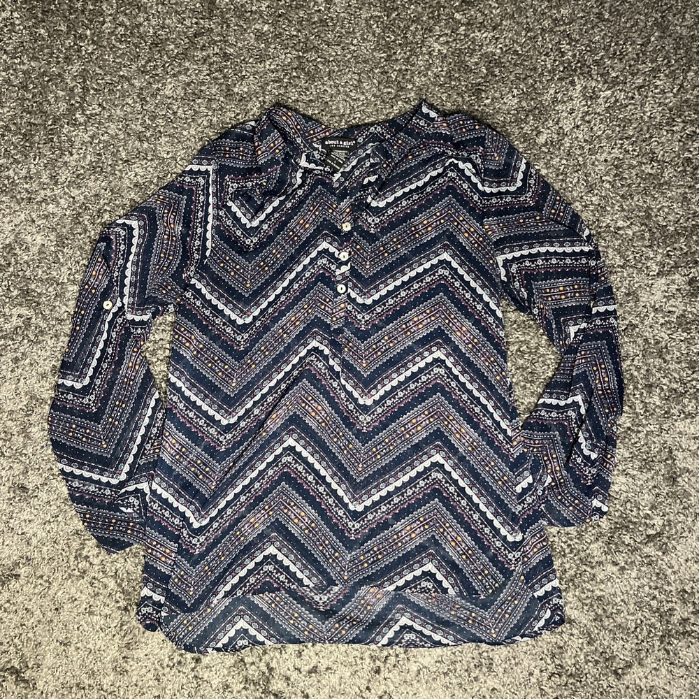 About a Girl Women's Large Roll Tab Sleeve Sheer Top Blue‎ Red Geometric Chevron